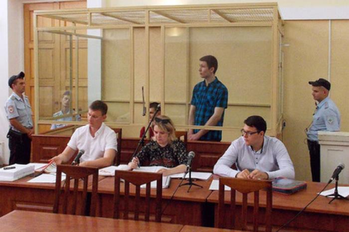 Двух россиян посадили на шесть с половиной лет за пикет