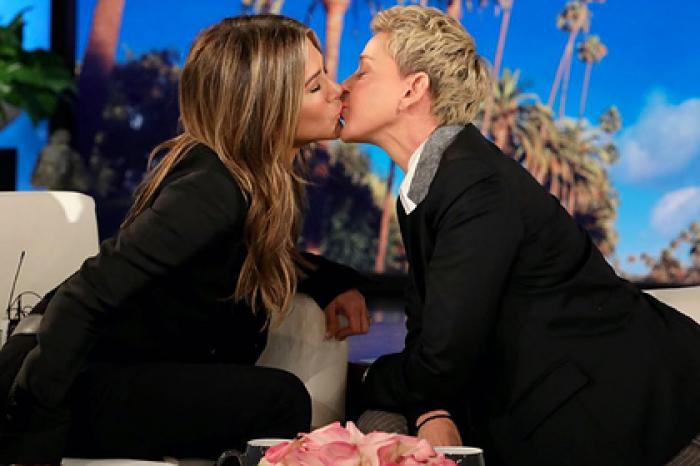 Дженнифер Энистон поцеловала телеведущую в губы в прямом эфире
