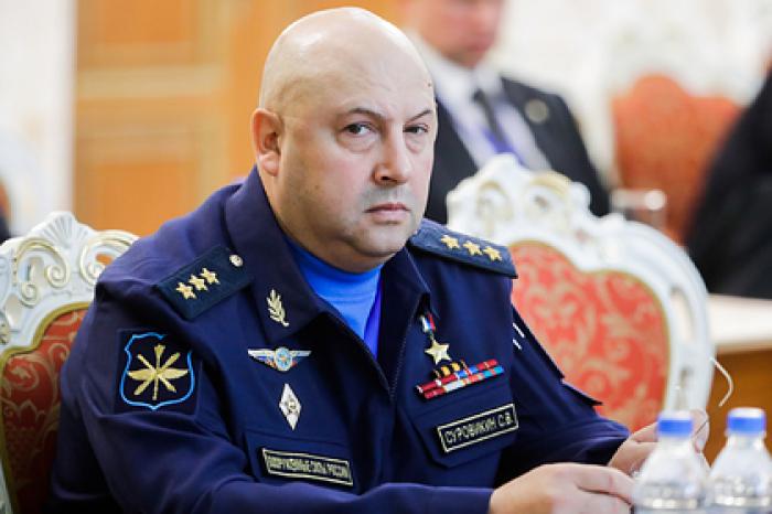 Главком ВКС устроил разбор полетов из-за запрета на цветы в кабинетах