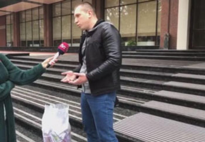 ГРАЖДАНСКИЙ АКТИВИСТ ПРИНЕС НА СОБРАНИЕ СУДЕЙ «МЕШОК С ДЕНЬГАМИ»