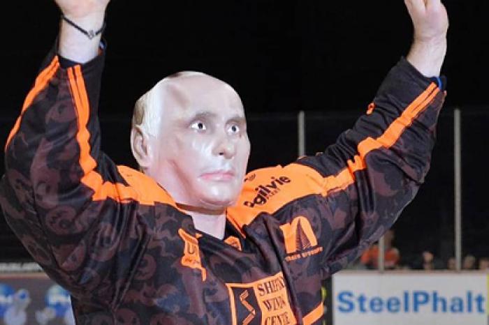 Играющий в Англии российский хоккеист вышел на лед в маске Путина