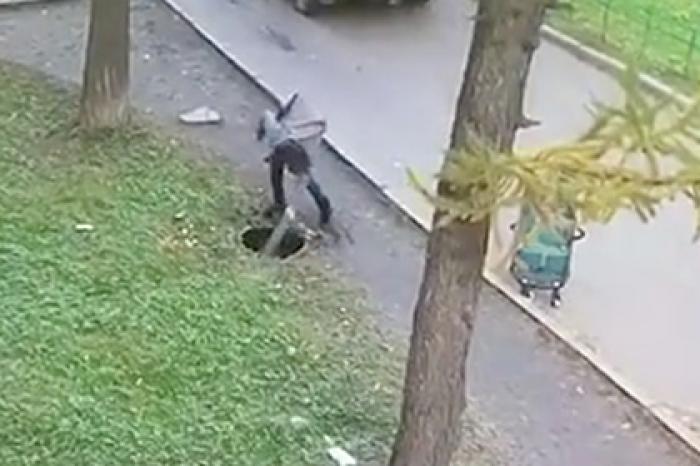 Исчезновение российского ребенка в люке попало на видео