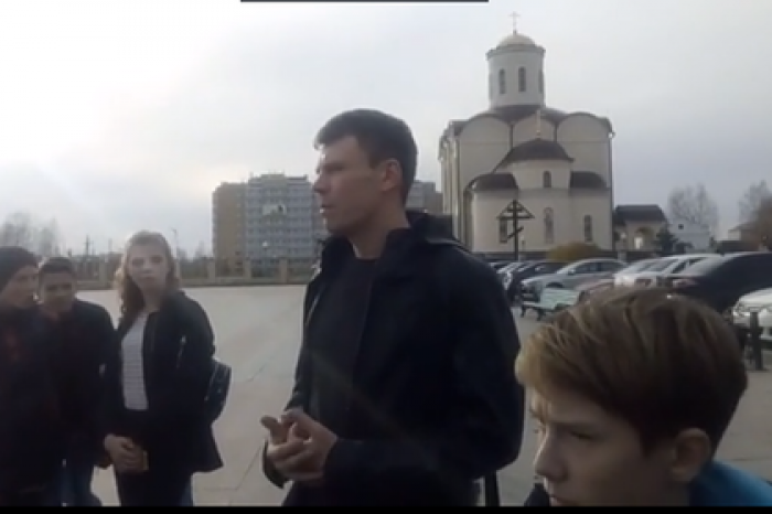 Избивший старшеклассников российский учитель объяснился с родителями школьников