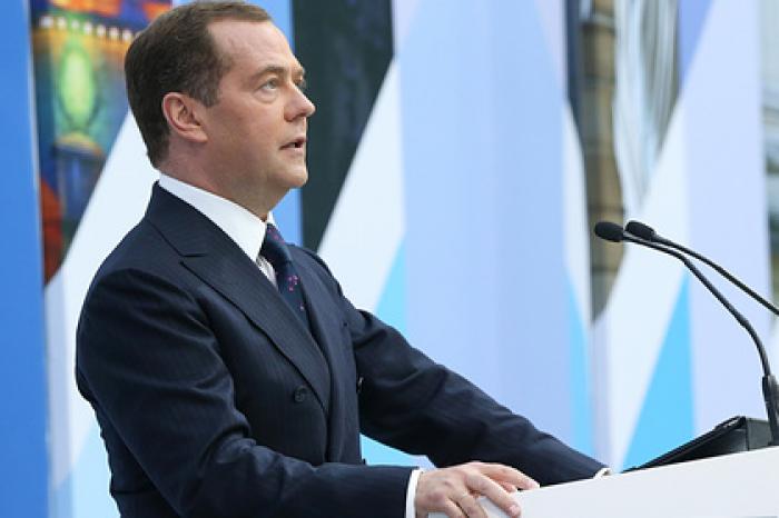 Медведев призвал единороссов отказаться от самовыдвижения