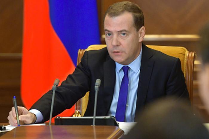 Медведев призвал правительство не засорять русский язык
