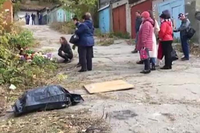 На месте убийства девятилетней девочки в Саратове появились игрушки и цветы