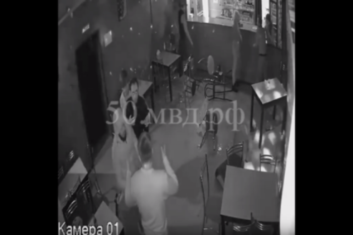 Нападение кавказцев с ножами на посетителей кафе попало на видео
