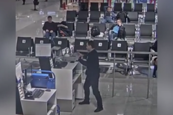Опоздавший на рейс россиянин разгромил аэропорт и попал на видео