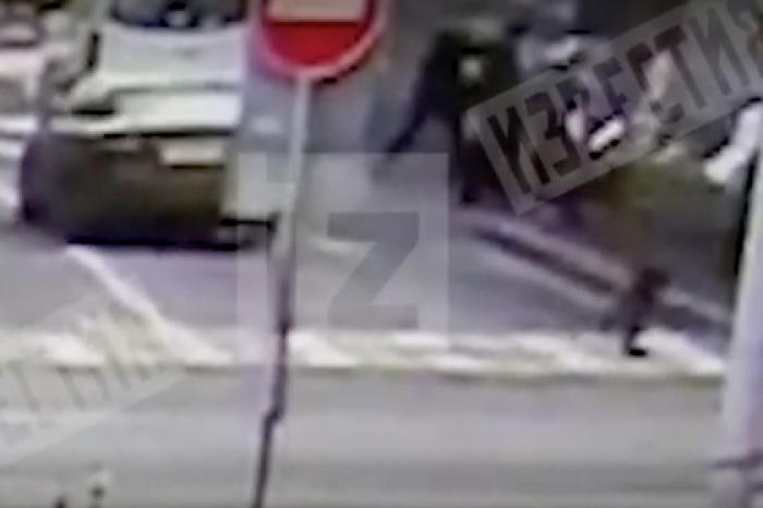 Опубликовано видео нападения на полковника СКР в Москве