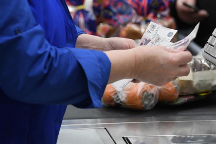 Отказавшегося принимать у российского пенсионера монеты продавца уволят