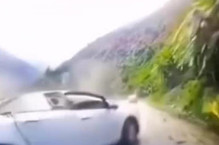 Падение гигантского валуна на водителя попало на видео
