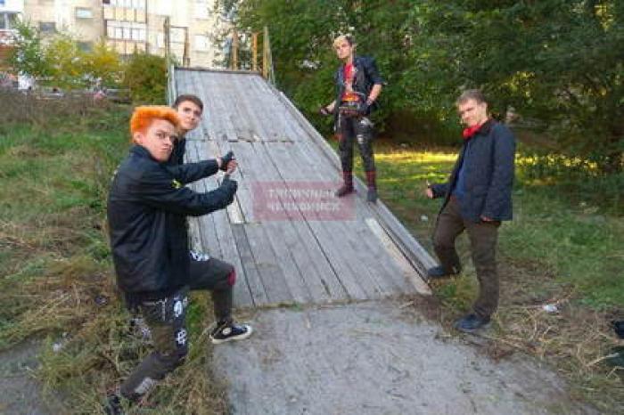 Панки отремонтировали детскую горку в одном из российских дворов