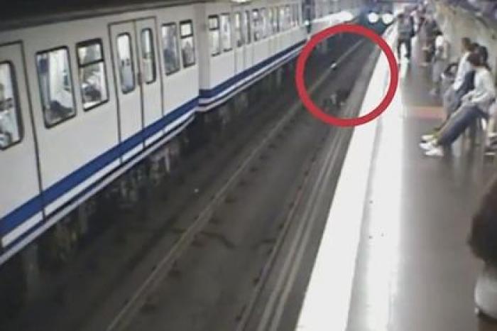 Пассажирка метро увлеклась телефоном и упала под прибывающий поезд