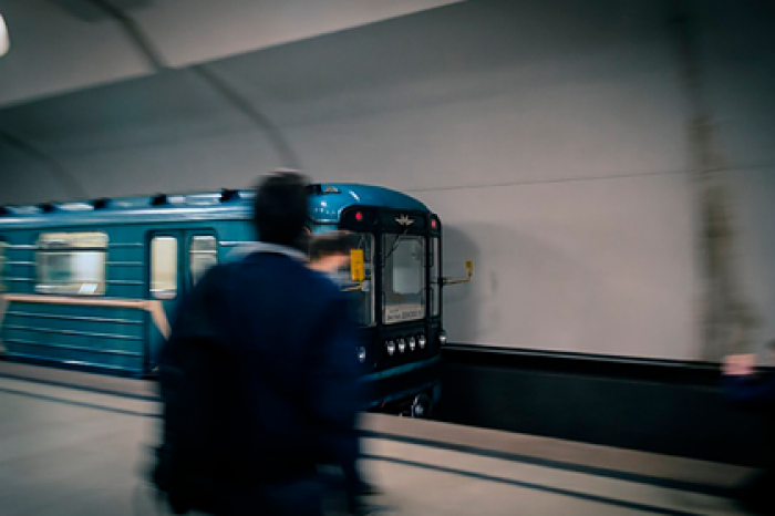Пассажир московского метро упал на рельсы и умер