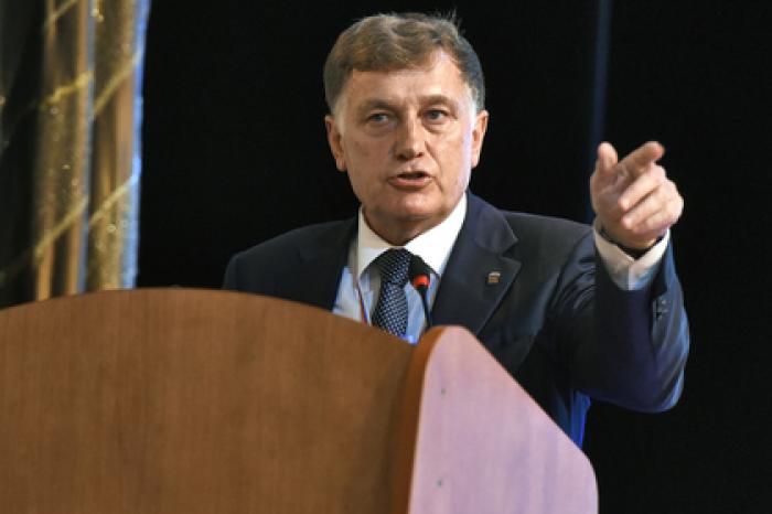 Петербургских депутатов попросили «не теребонькать» город