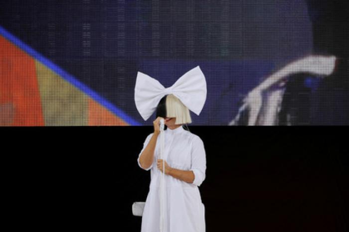 Певица Sia рассказала о страданиях из-за редкого заболевания