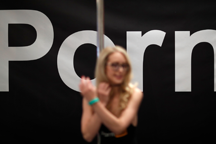 Pornhub стер канал обманом снимавшей девушек в порно студии