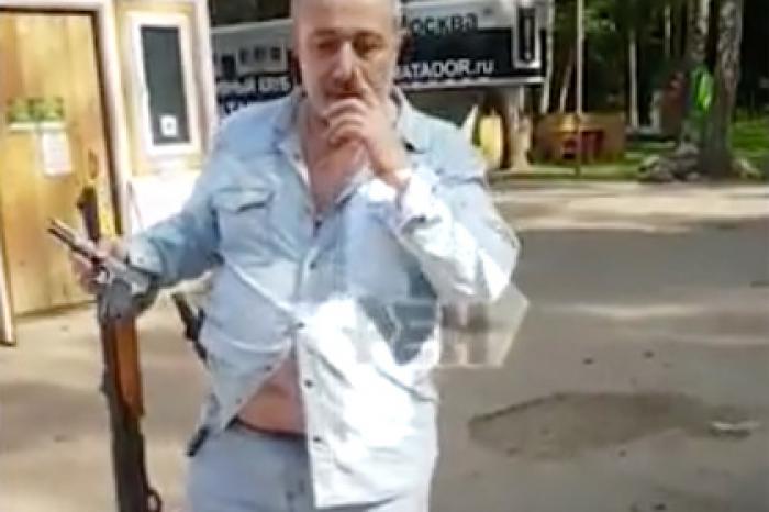 Появилось видео с арсеналом отца сестер Хачатурян