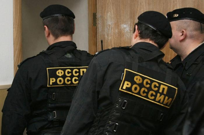Приставы искали должников и случайно спасли беспомощного инвалида