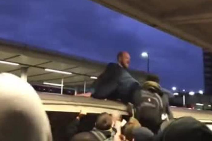 Протестующие взбесили пассажиров и были скинуты с поезда
