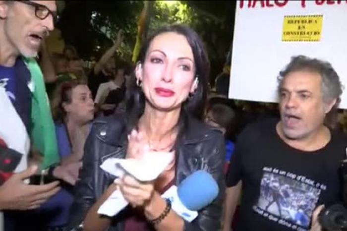 Разъяренная толпа облила журналистку водкой и едва не довела до слез