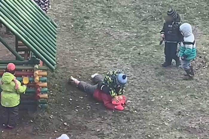 Россияне осадили детский сад после избиения девочки на глазах у педагога