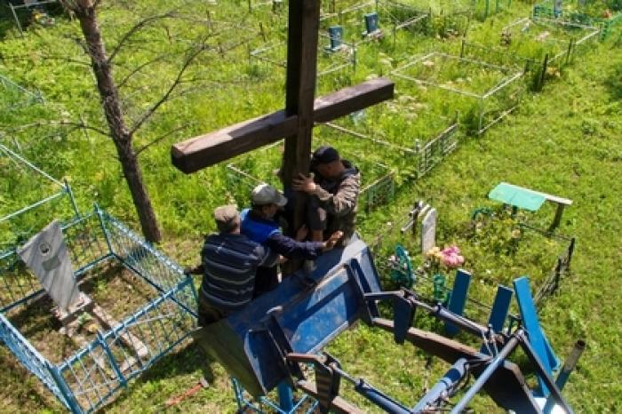 Россияне закатали в бетон семейную могилу и сказали пенсионерке «бояться бога»