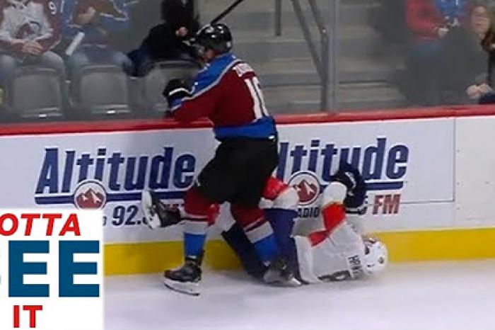 Россиянин протаранил соперника и спровоцировал массовую драку в матче НХЛ