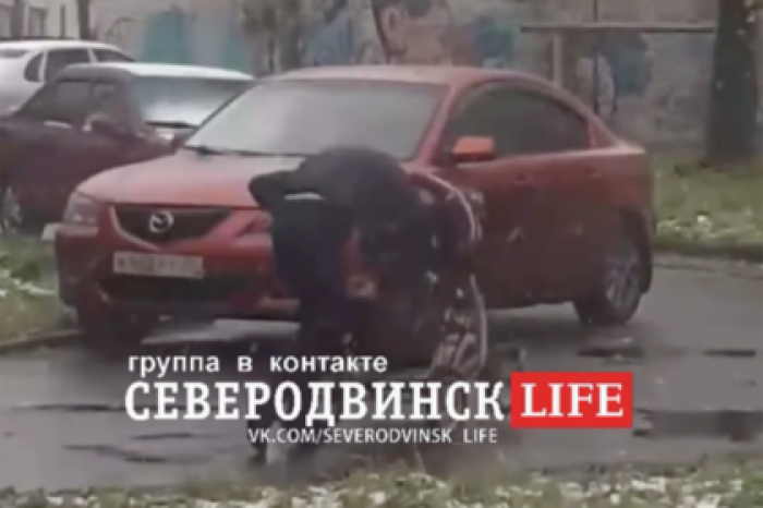 Россиянка избила ребенка в коляске и попала на видео