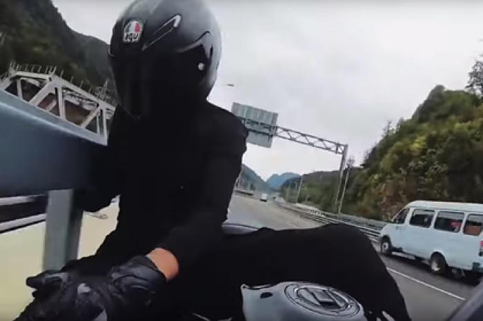 Российская блогерша попала в аварию за рулем мотоцикла и сняла ее на видео