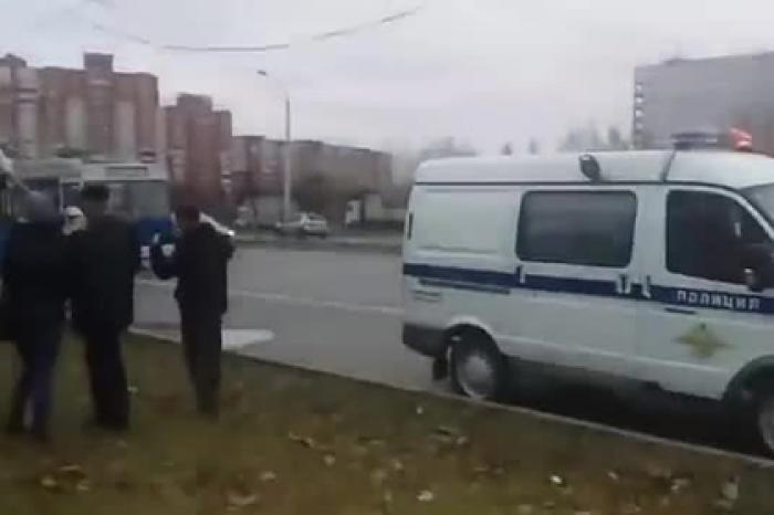 Российские дети пострадали при столкновении троллейбуса со столбом