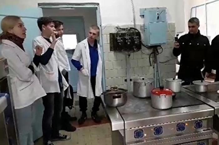 Российские врачи забаррикадировались от ОМОНа в закрытом тубдиспансере