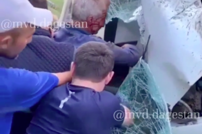Спасение пожилого россиянина из грузовика после аварии попало на видео