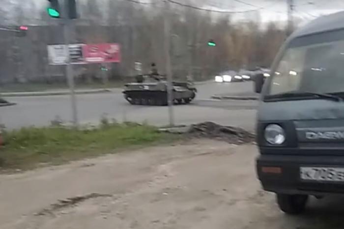 Танк проехался по российскому городу и врезался в легковушку