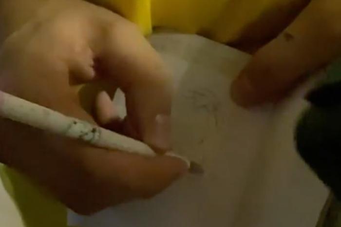 Тима Белорусских нарисовал пенис в паспорте попросившей автограф фанатки