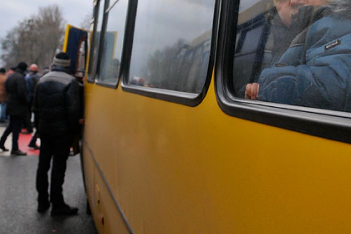 Трехлетний ребенок два часа катался один на автобусе в российском городе