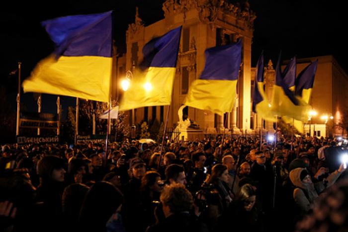 Украинцы устроили митинг против разведения войск в Донбассе