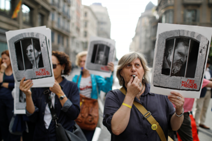 В Барселоне против полицейских применили туалетную бумагу