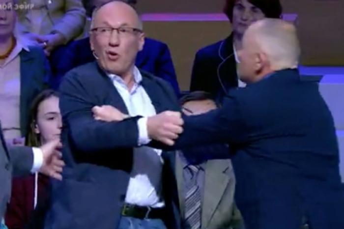 Ведущий Первого канала прогнал украинца после оскорбления умершего Захарова