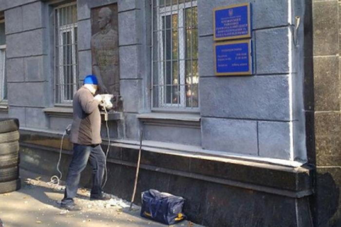 В Одессе снесли барельеф Жукова под возмущенные крики горожан