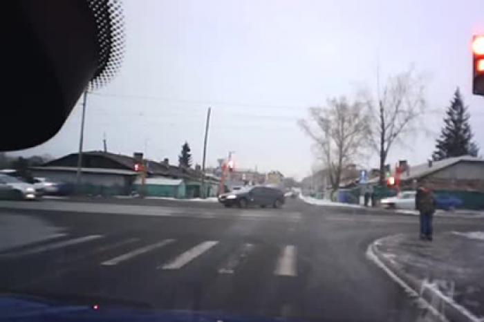 Водитель «впечатал» в забор двух россиян и попал на видео