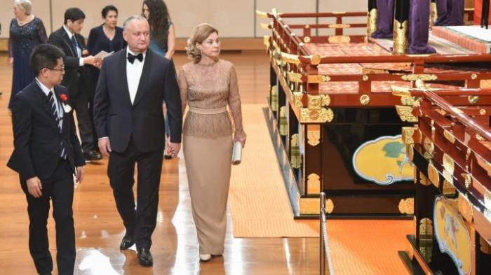 В официальную поездку всей семьей: Додона в Японии сопровождало 11 человек