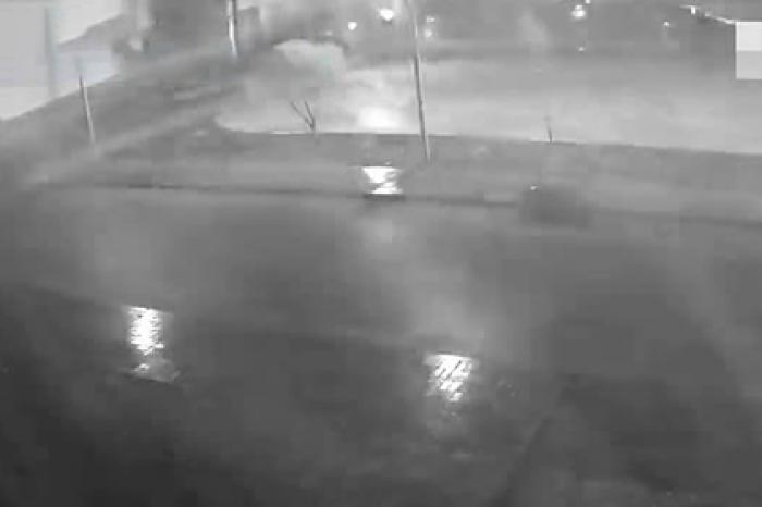 В России повредивший 10 автомобилей кусок детской площадки попал на видео