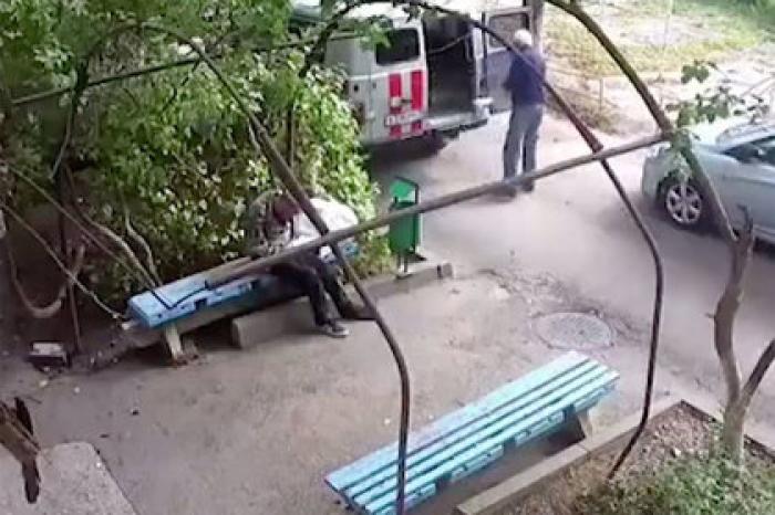 В России врачи скорой помощи выгрузили пациента с инсультом на лавочку во дворе