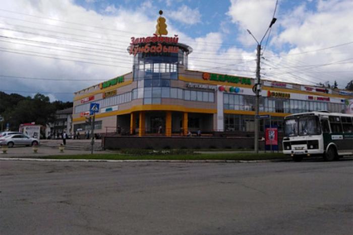 В российском торговом центре девочку-подростка заставили раздеться