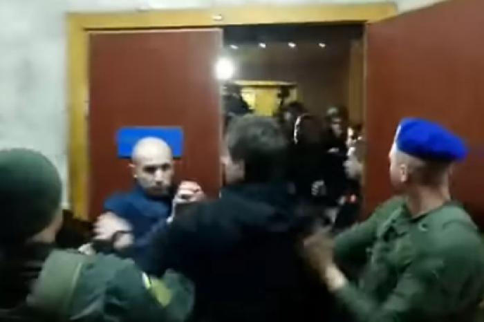 В украинском суде подрались из-за переименования проспекта Бандеры