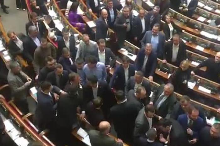 В Верховной Раде произошла первая драка депутатов нового созыва