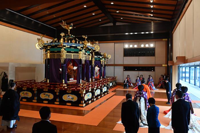 Япония возвела императора на престол и объявила амнистию