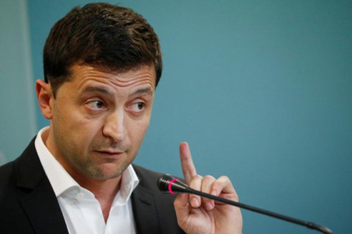 Зеленский поручил ослабить блокаду Донбасса