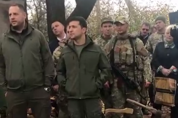 Зеленский приехал уговаривать военных развести войска и устроил скандал